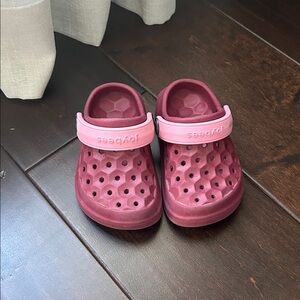 Joybees Kids Varsity Clog Crocs Water Shoes - Burgundy Cherry Pink - size 5